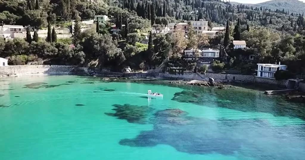 Παλαιοκαστρίτσα: Ο μαγευτικός τιρκουάζ κόλπος της Κέρκυρας με τα κρυστάλλινα νερά (εικόνες, βίντεο)